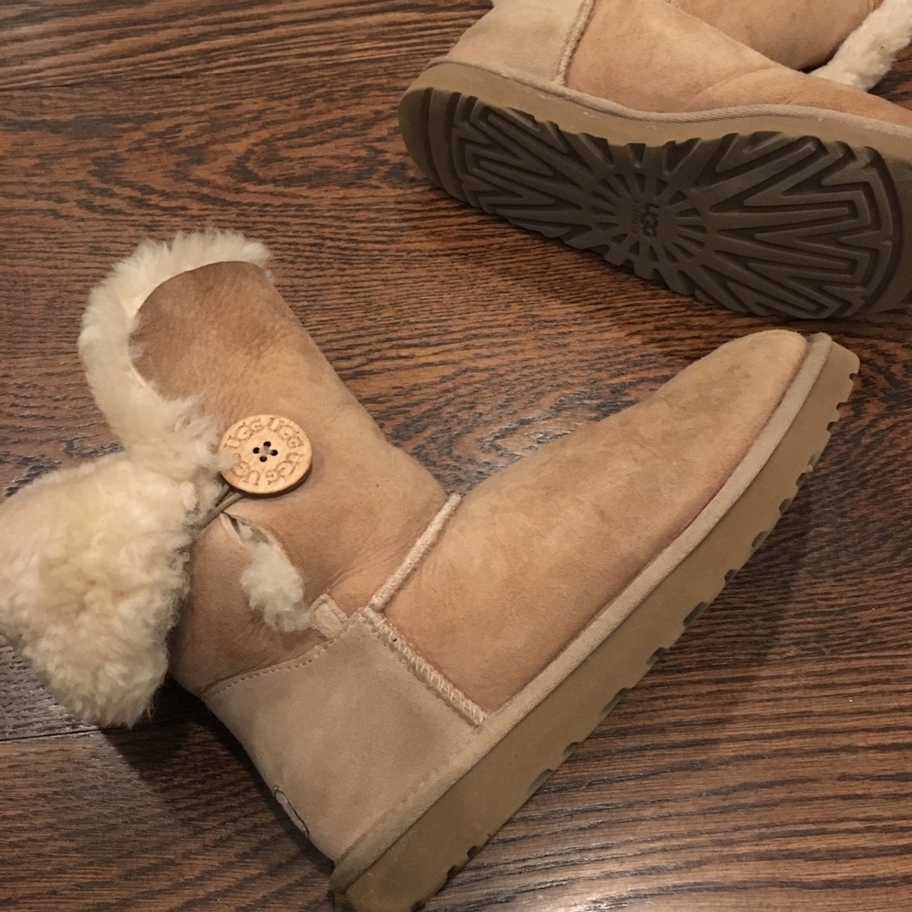 Uggs Bailey Button - image 2